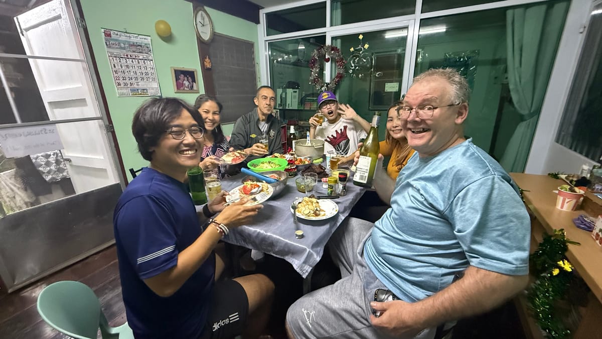 일정 착오가 불러온 완벽한 크리스마스 이브: 영국식 스테이크와 태국어 미사를 곁들인.