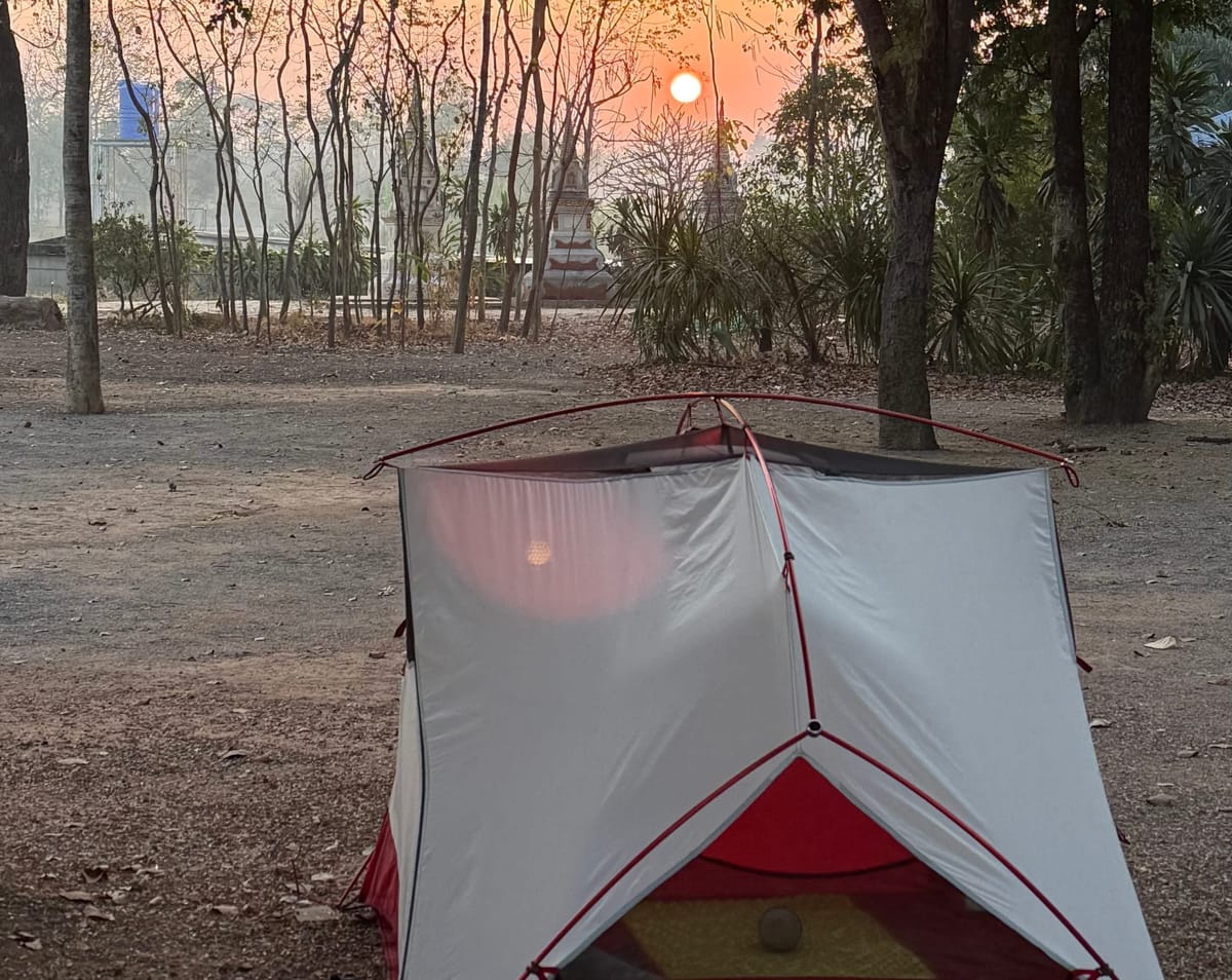 스님의 빗자루 소리와 향 냄새: 태국의 작은 절에서 템플 스테이