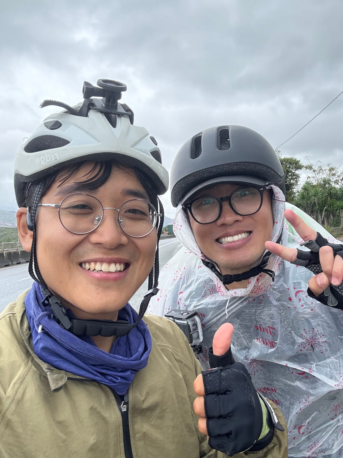 빗속의 짧은 조우: 보드를 타고 가는 한국인과 자전거를 탄 나