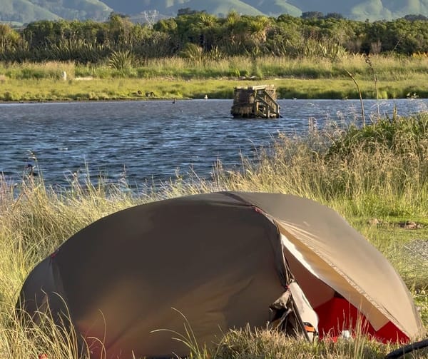 텐트가 날아가거나, 차에 깔리거나