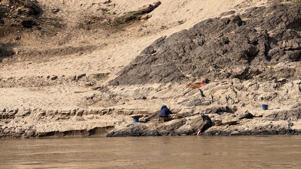 탁한 물결 속의 생명력: 라오스 슬로우보트에 자전거를 싣다