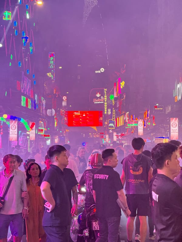 자전거에서 내리고 호치민의 보도를 걷다