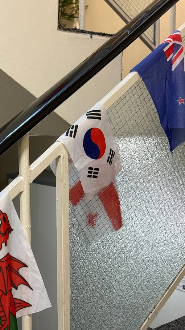 안경잡이 자전거 여행자의 비극: 테무도 알리도 없는 로토루아에서